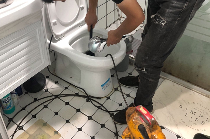 平度马桶堵塞自己疏通还是找师傅?专业上门服务让你省时更省心